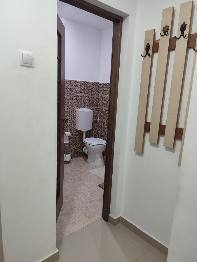 Lovely 1 Bedroom Apartment In City Centre, Sleeps 4 ! Turda Exterior foto