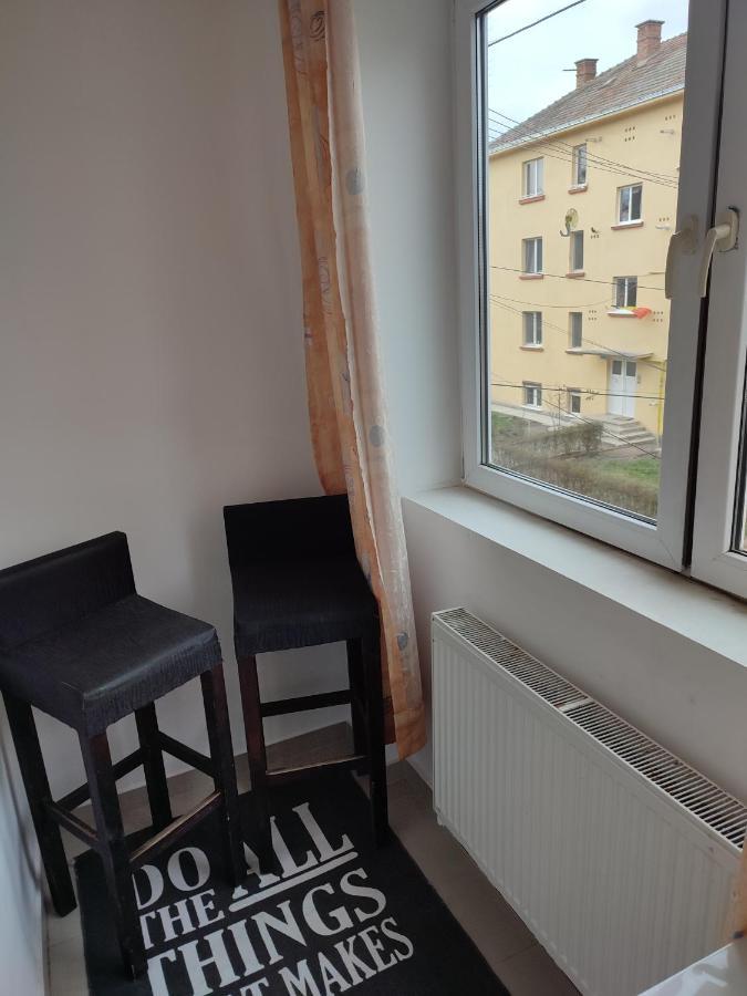 Lovely 1 Bedroom Apartment In City Centre, Sleeps 4 ! Turda Exterior foto