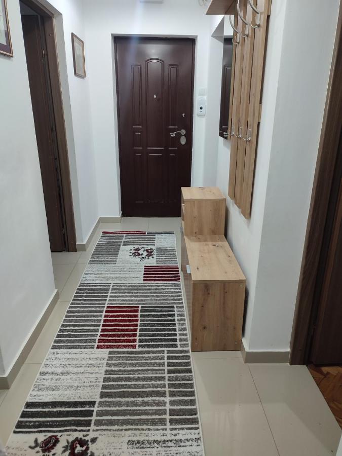 Lovely 1 Bedroom Apartment In City Centre, Sleeps 4 ! Turda Exterior foto