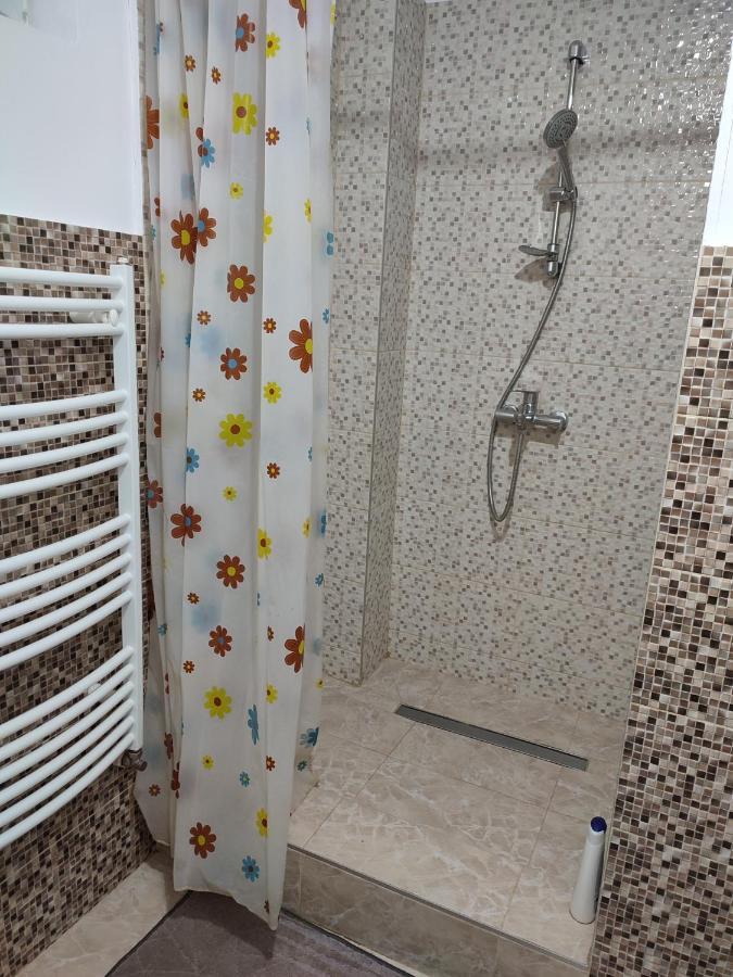 Lovely 1 Bedroom Apartment In City Centre, Sleeps 4 ! Turda Exterior foto