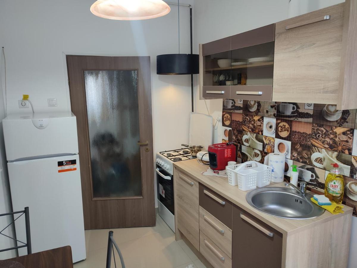 Lovely 1 Bedroom Apartment In City Centre, Sleeps 4 ! Turda Exterior foto