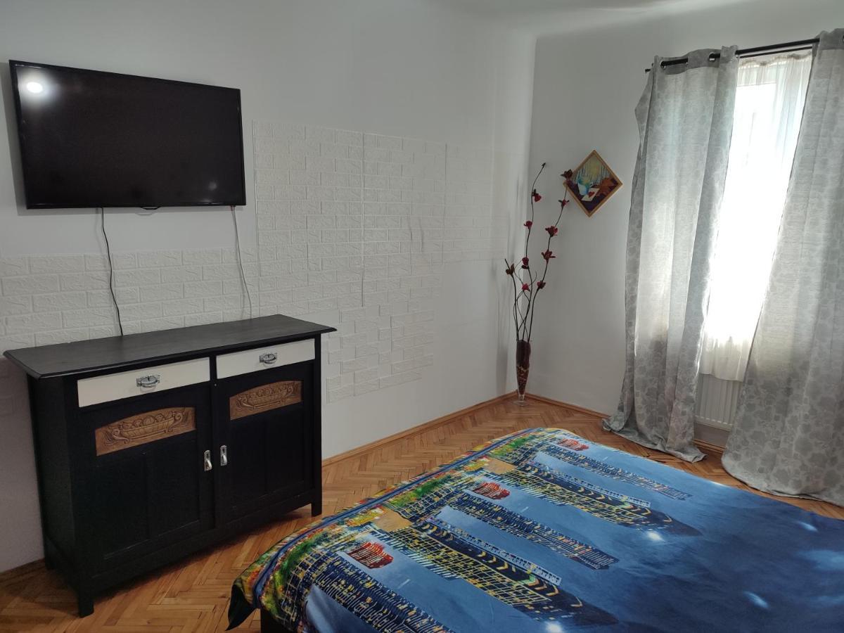 Lovely 1 Bedroom Apartment In City Centre, Sleeps 4 ! Turda Exterior foto