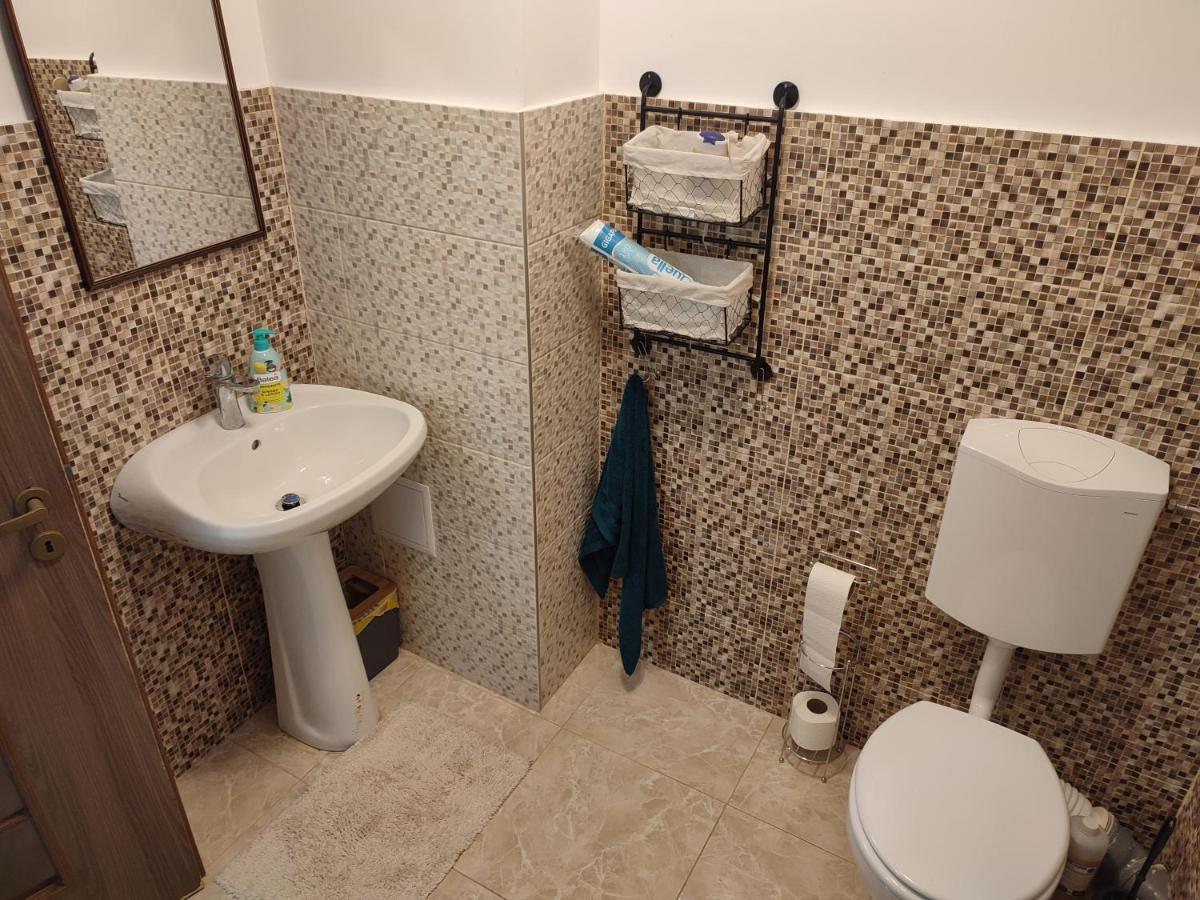 Lovely 1 Bedroom Apartment In City Centre, Sleeps 4 ! Turda Zimmer foto