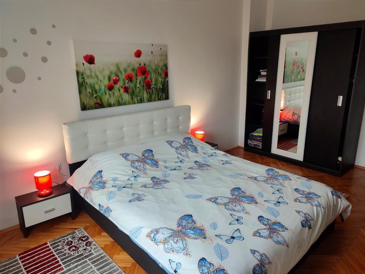 Lovely 1 Bedroom Apartment In City Centre, Sleeps 4 ! Turda Exterior foto
